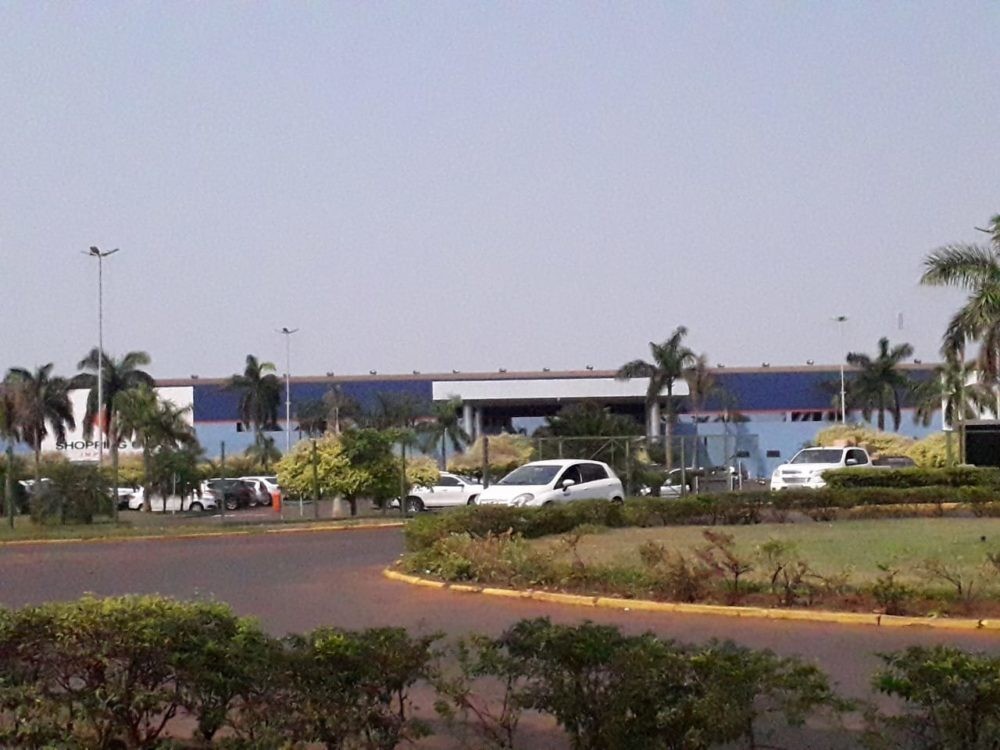 Sem cerca e exército, Shopping China e Outlet reabrem lojas