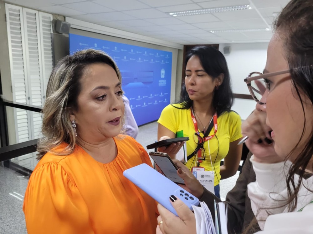 Primeira douradense eleita, Lia Nogueira toma posse como deputada estadual