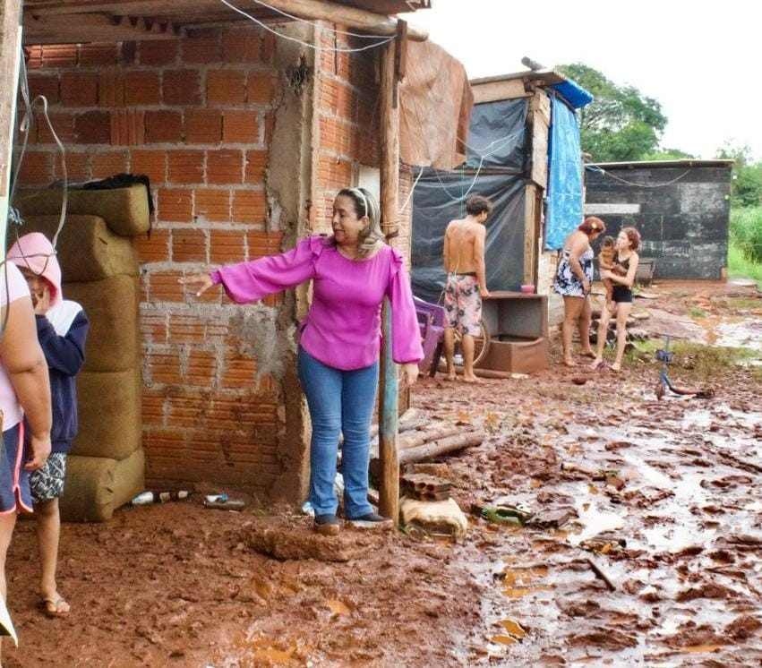 <strong>Lia Nogueira visita comunidade afetada pela chuva, em Dourados</strong>