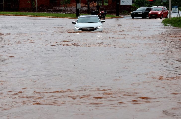 Dia chuvoso exige velocidade reduzida e atenção redobrada de condutores