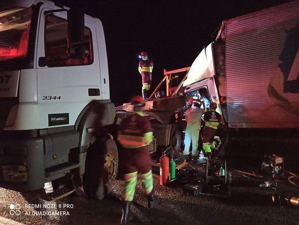 Motorista morre após colisão entre caminhão e carreta na BR-163