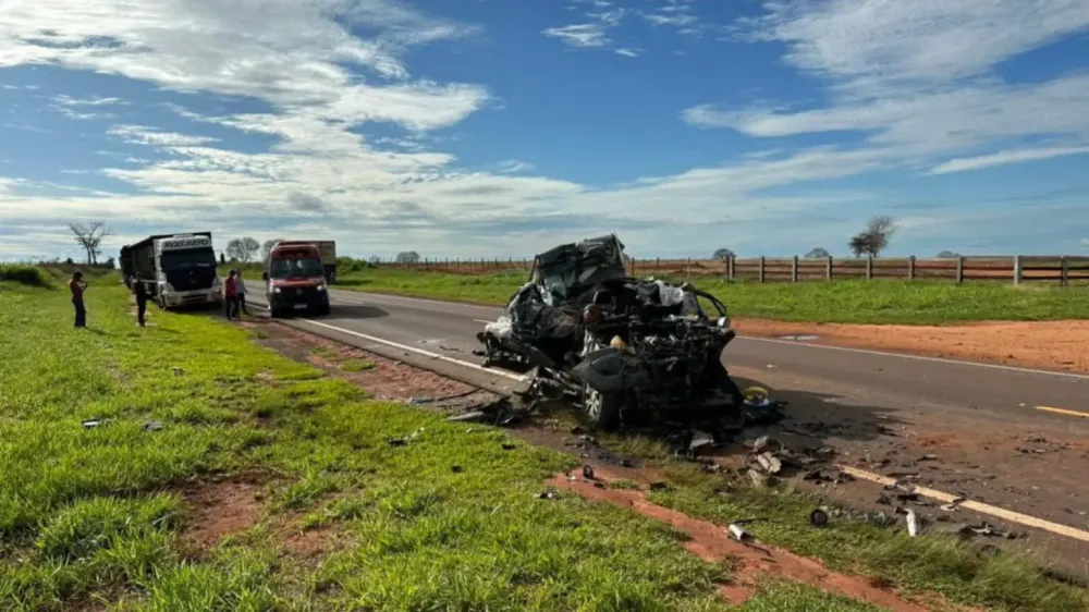 <strong>Acidente entre carreta e Ranger mata 5 pessoas, entres elas 2 crianças</strong>