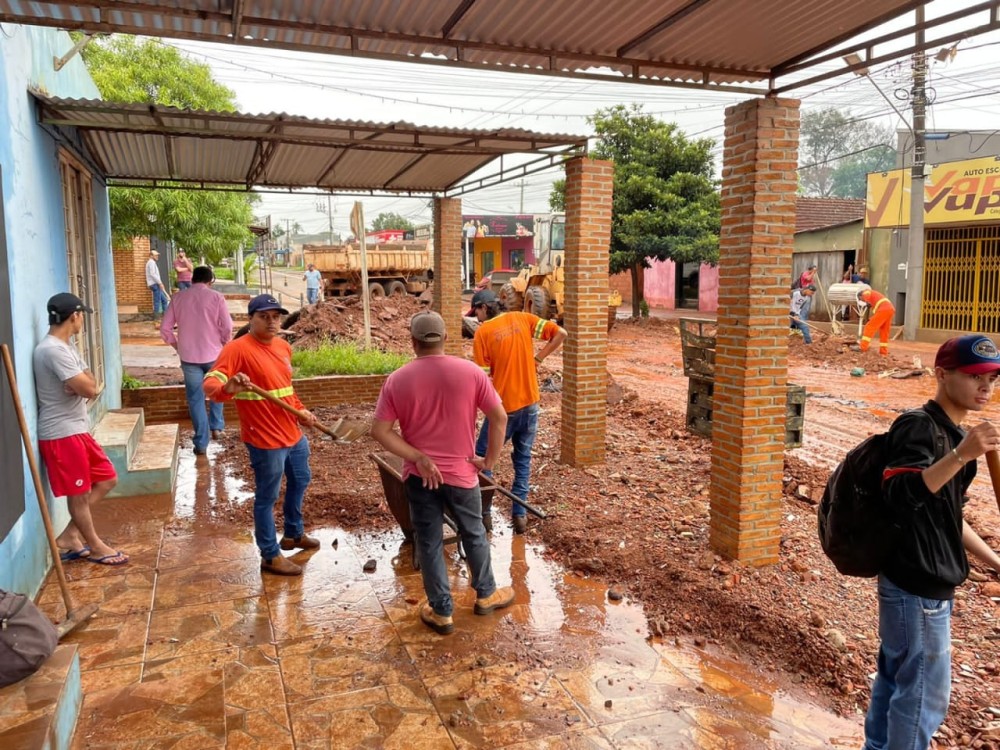 <strong>[Fotos]: Secretaria de Obras e Defesa Civil iniciam trabalhos de recuperação após forte chuva em Ponta Porã</strong>