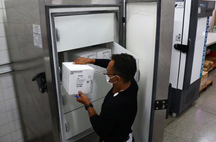 SES entrega de vacinas contra a covid-19 aos municípios nesta sexta-feira