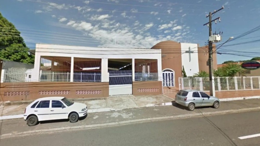 Idoso morre após subir em telhado de igreja católica para reparos e cair