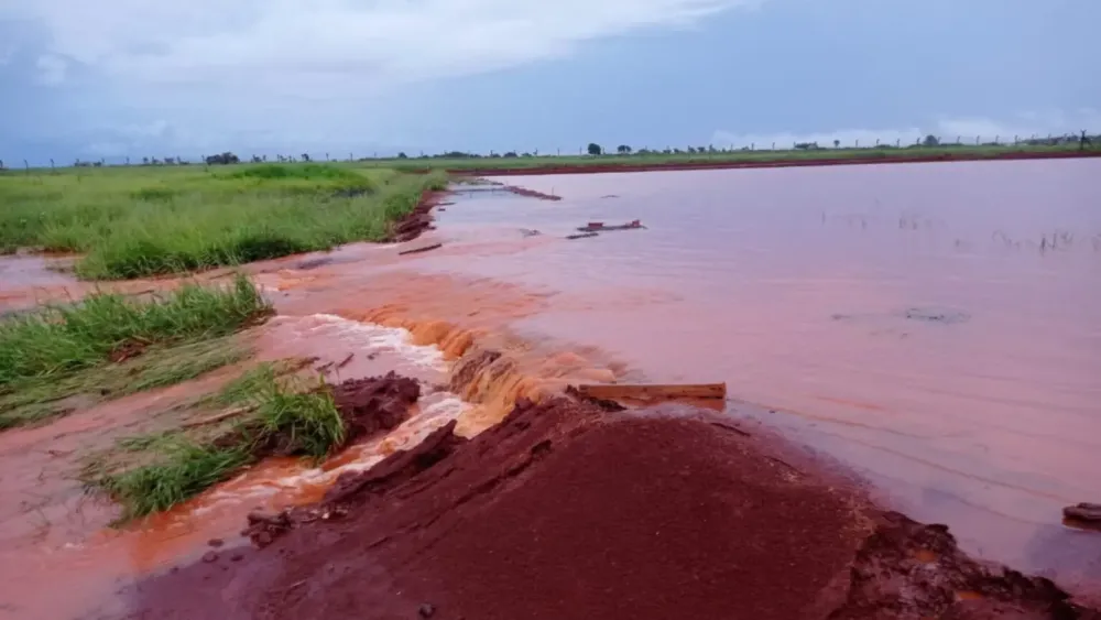 Vídeo: Obra de aeroporto faz barragem transbordar e deixa família ilhada em sítio
