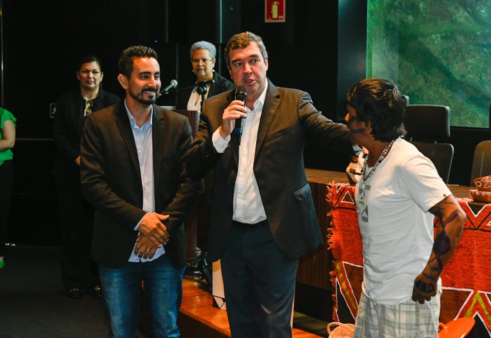 Riedel encontra dois ex-candidatos ao governo e exalta Democracia