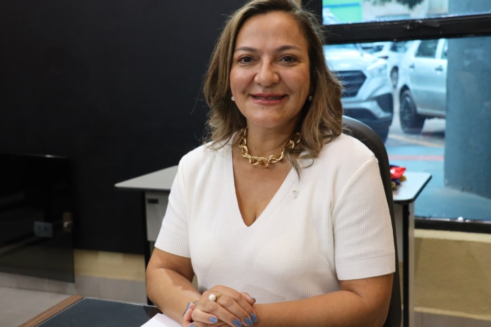 Anny Espínola pede asfalto para o Estoril e recapeamento na Granja