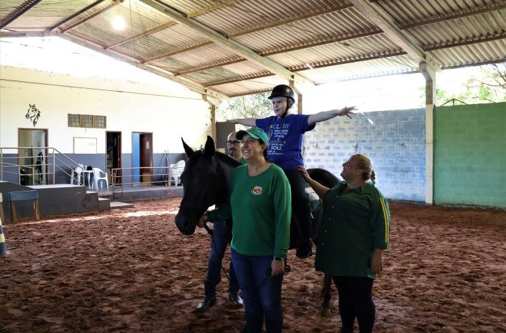 Projeto de equoterapia da PM beneficia crianças e adultos em seis municípios