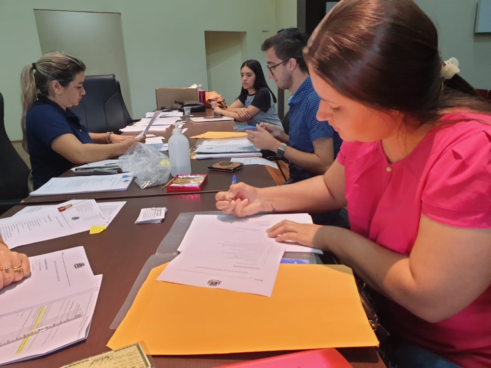 Professores aprovados em concurso tomam posse em Ponta Porã