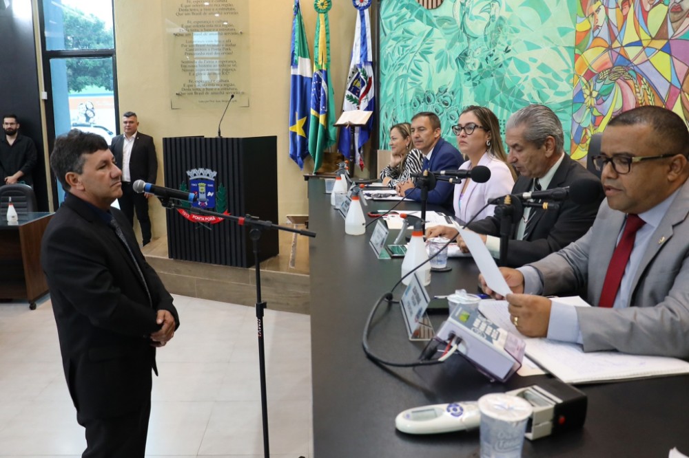 Câmara de Ponta Porã aprovou projetos e deu posse a novo parlamentar