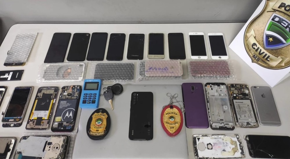 Polícia fecha ponto de venda de celulares roubados na Capital