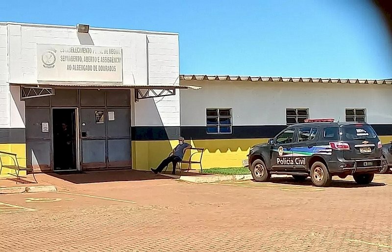 Interno de semiaberto é flagrado com droga e 19 'garrafinhas' de pinga