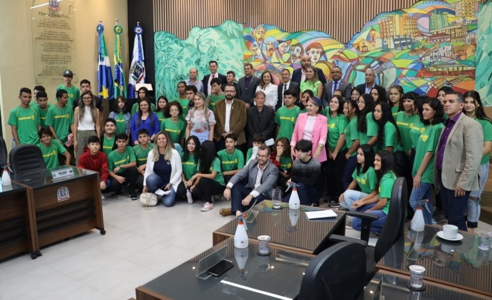 Vereadores aprovam projetos, apresentam indicações e recebem alunos da Escola Calvoso