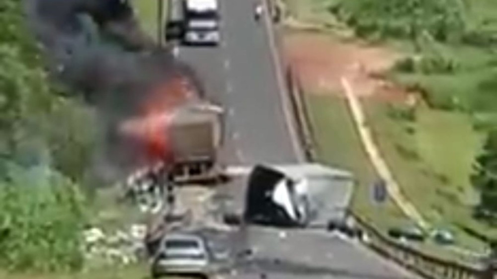 <strong>Assista: Carretas pegam fogo após colisão</strong>
