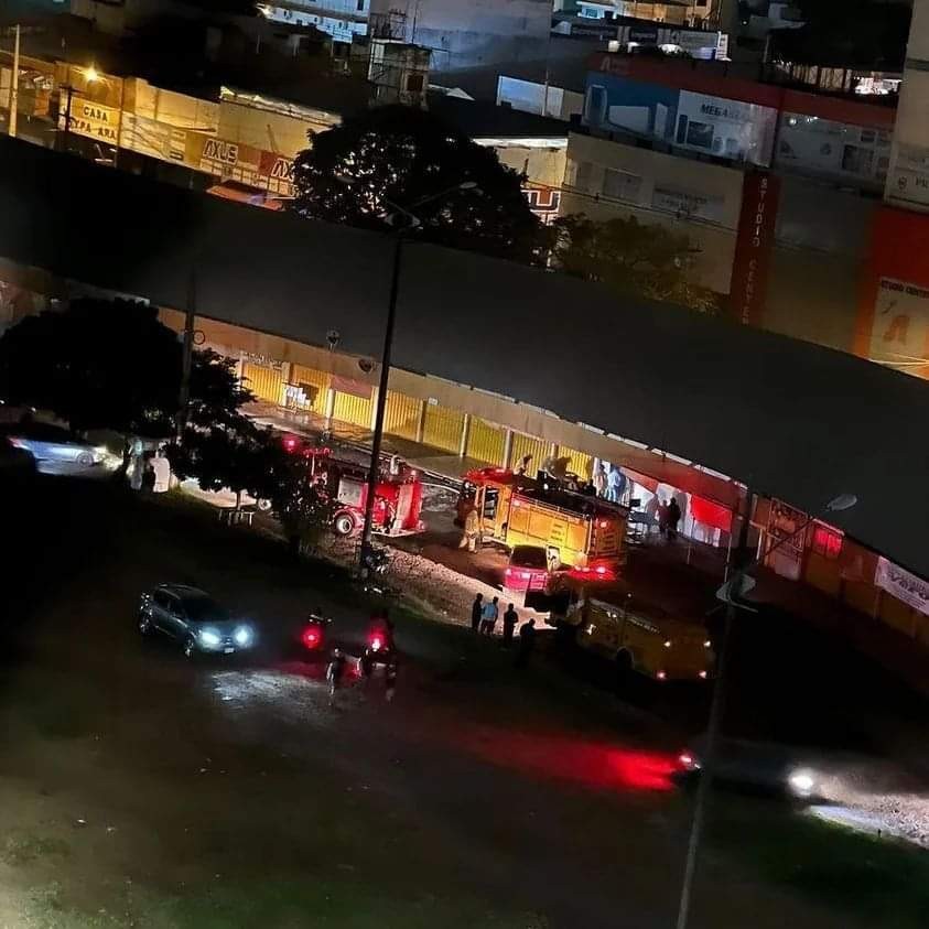 Agora. Incêndio na Linha Internacional mobiliza bombeiros. Veja.
