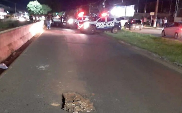 Adolescente morre ao desviar de buraco em avenida na Capital