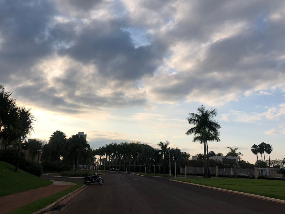 Sol com possibilidade de chuva na região