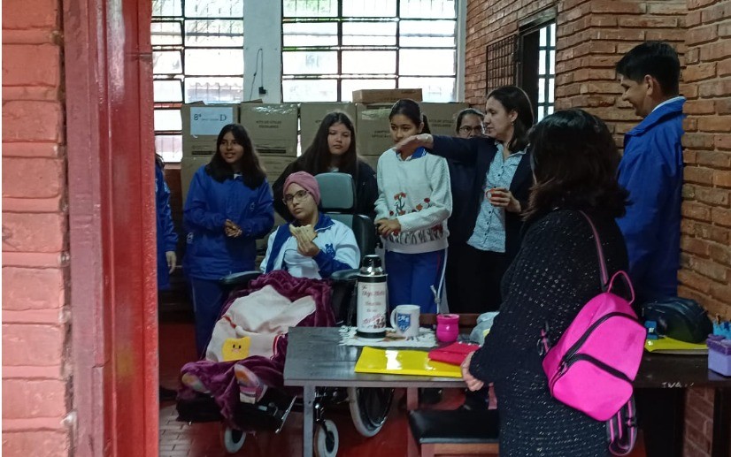 Menina que foi vítima de bala perdida volta à escola na fronteira