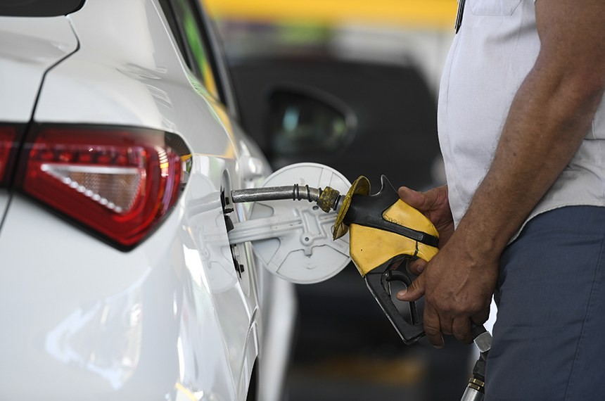 Prorrogadas MPs que retomam tributos sobre gasolina e que recriam Bolsa Família