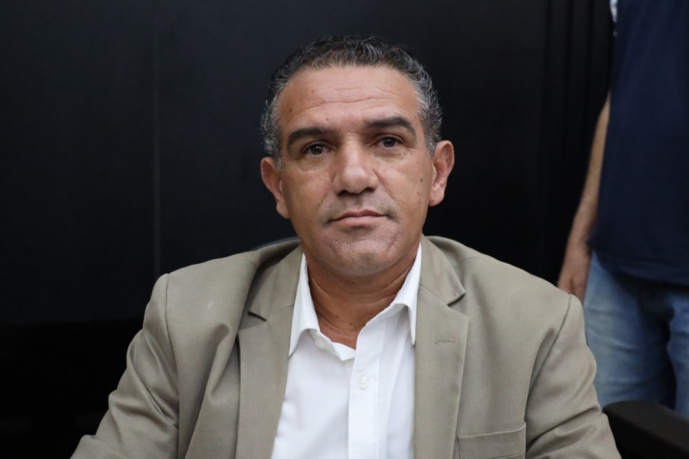 Vanderlei Avelino solicita sinalização e recapeamento para bairros
