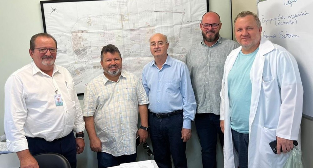 CEO da UCP Carlos Bernardo, prefeito Gilberto Garcia e Hernandes Ortiz, secretário de Saúde discutem internato em Nova Andradina