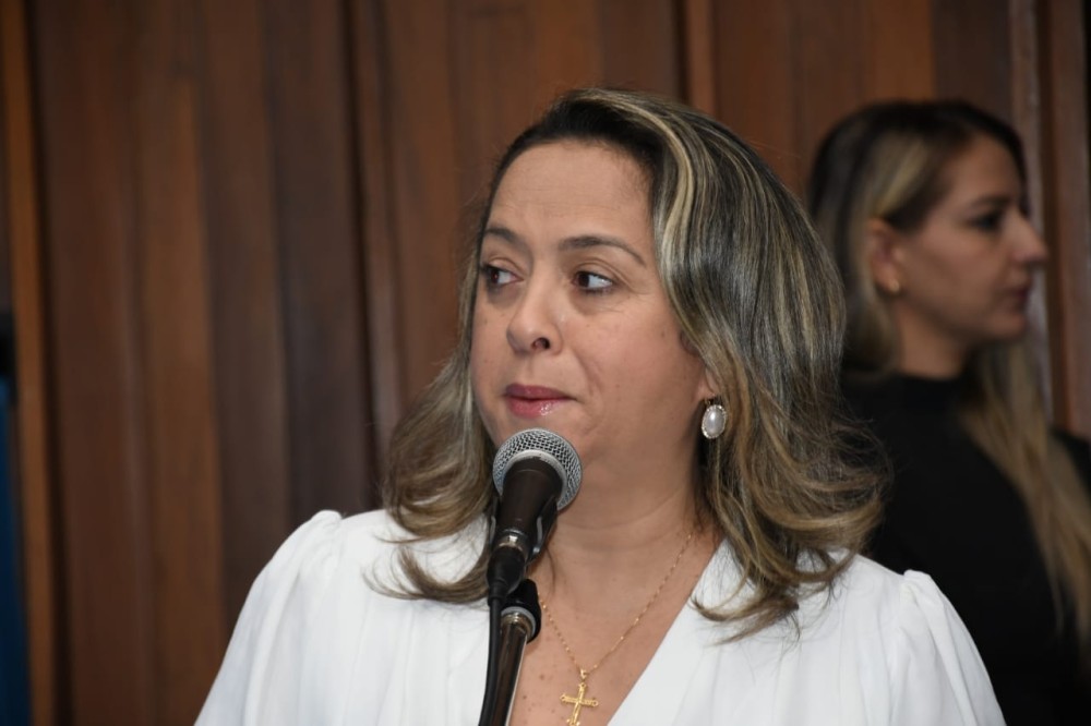 Alems aprova projeto de Lia Nogueira que obriga acompanhamento feminino para pacientes sedadas