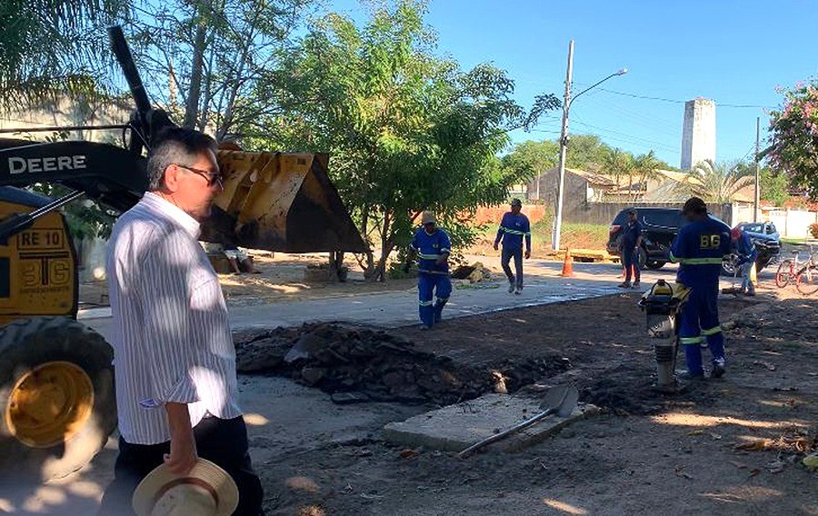 Após chuvas, prefeitura de Murtinho começa a recapear toda a cidade
