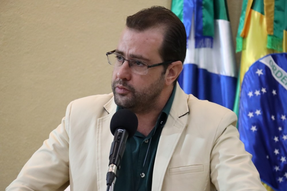 Thiago Vedana solicita hospital veterinário e operação tapa-buracos em Ponta Porã