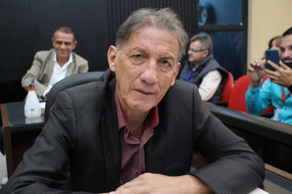 Marquinhos pede esgoto para a Vila dos Professores e patrolameno no bairro Julia Cardinal