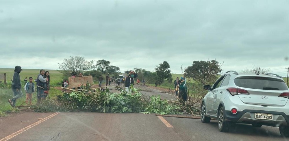 Indígenas bloqueiam rodovia entre Ponta Porã e Dourados