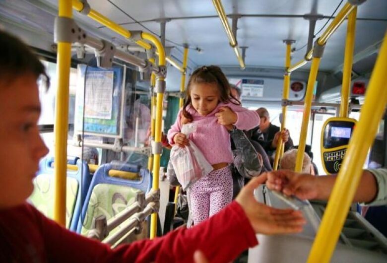 CCJ aprova proibição de criança pular catraca em ônibus, ou passar por baixo