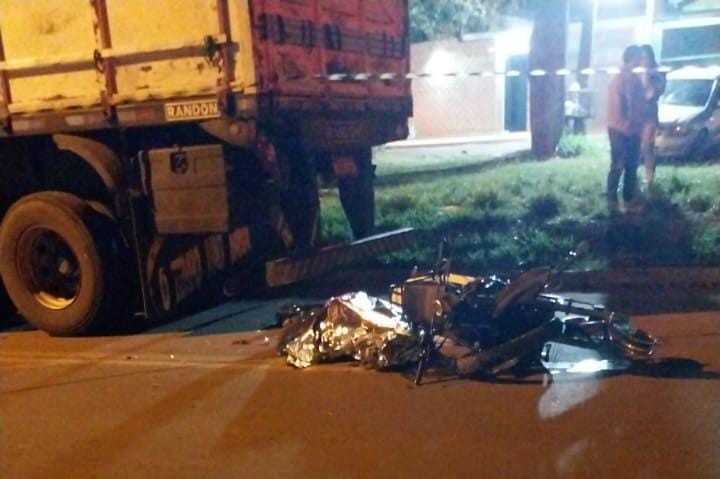 Motociclista morre ao bater moto em carreta parada em Ponta Porã