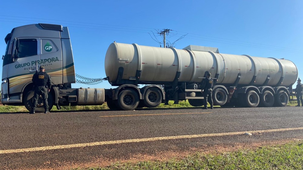 Carreta furtada em pátio de posto no PR é recuperada na fronteira