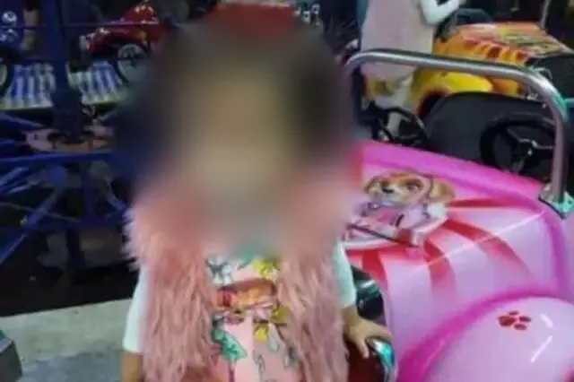 Menina de 3 anos morre após ser atingida por televisão de tubo enquanto brincava