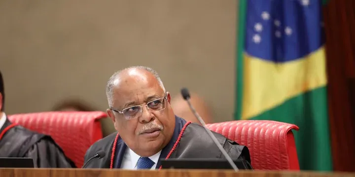 Julgamento no TSE: relator vota para condenar Bolsonaro