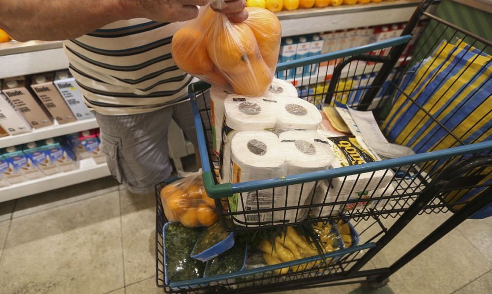 Reajuste do mínimo e de servidores influenciaram consumo das famílias