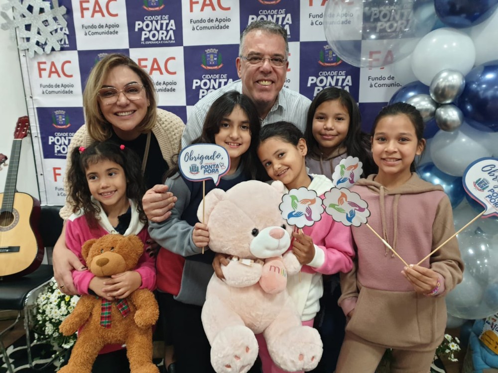 Alunos do Zaira Portela recebem agasalhos feitos pelo Projeto Mãos que Fazem