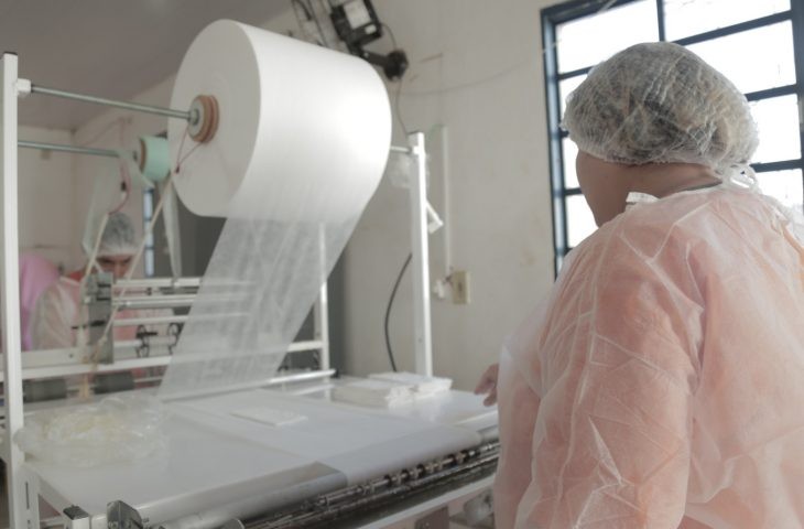 Produção de absorventes cresce e leva dignidade menstrual às alunas da rede pública