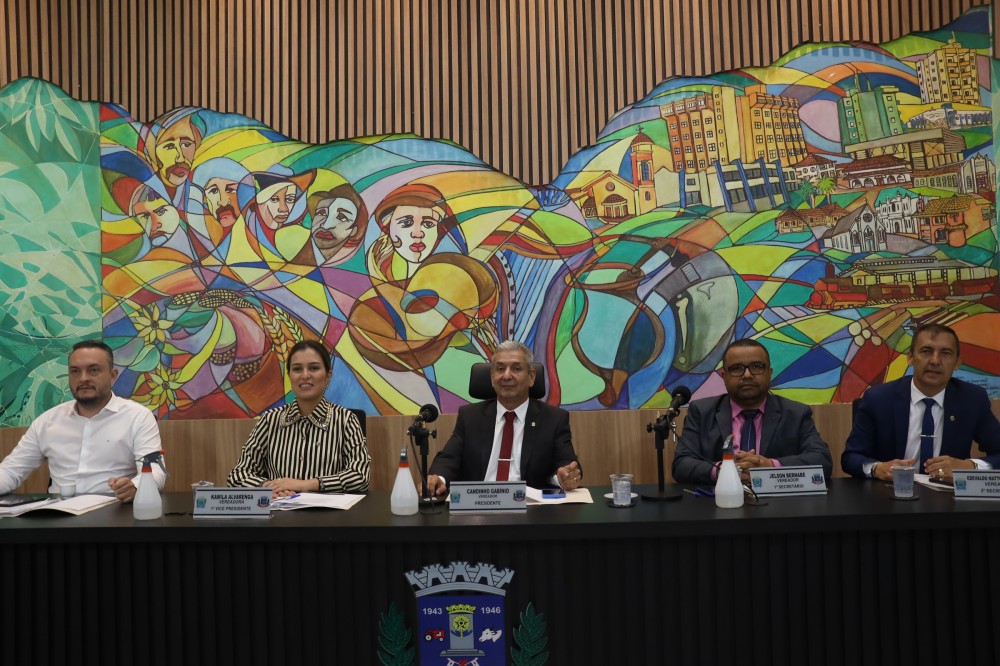 Vereadores aprovam LDO,' limpam' pauta de projetos e autorizam licença do Prefeito