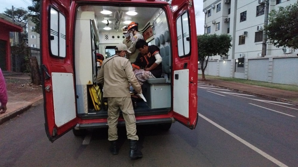 Homem é agredido com 2 facadas em Dourados