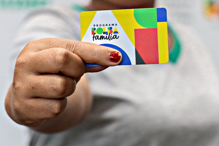 Caixa paga novo Bolsa Família a beneficiários com NIS de final 2