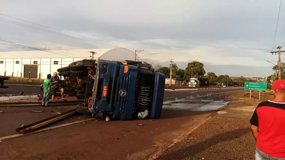 Carreta tomba e combustível se espalha na BR-163