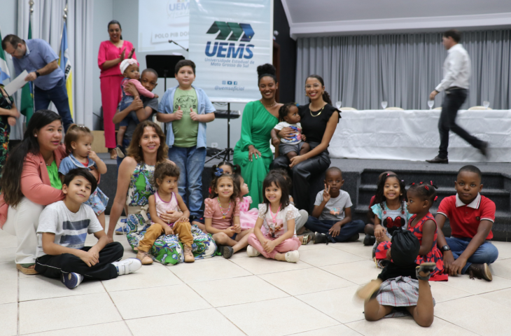 Uems Acolhe entrega certificados a migrantes internacionais