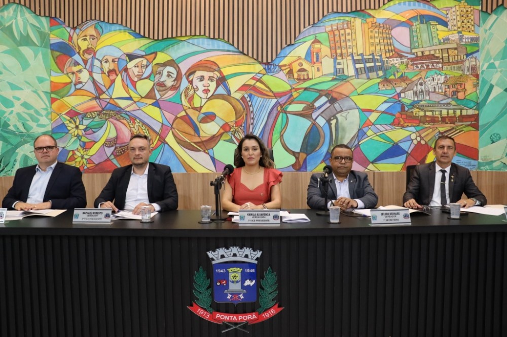 Kamila Alvarenga preside sessão da Câmara de Ponta Porã