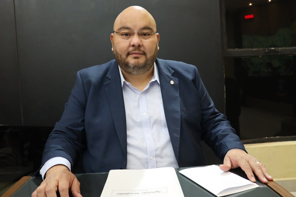 Agnaldo Miudinho pede reparos na iluminação de praça e mais segurança no trânsito em frente a Ceinf