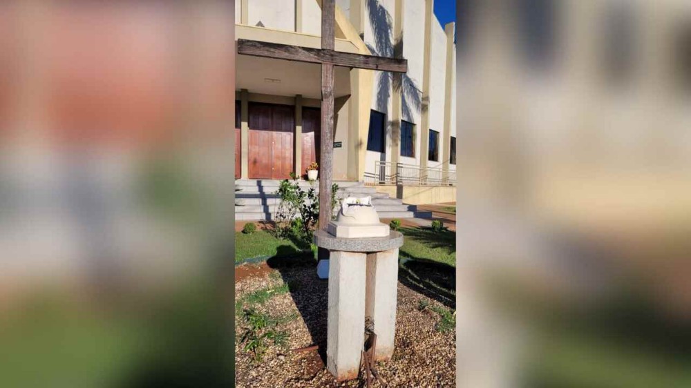 Vândalos destroem imagem de Nossa Senhora que ficava em frente à igreja