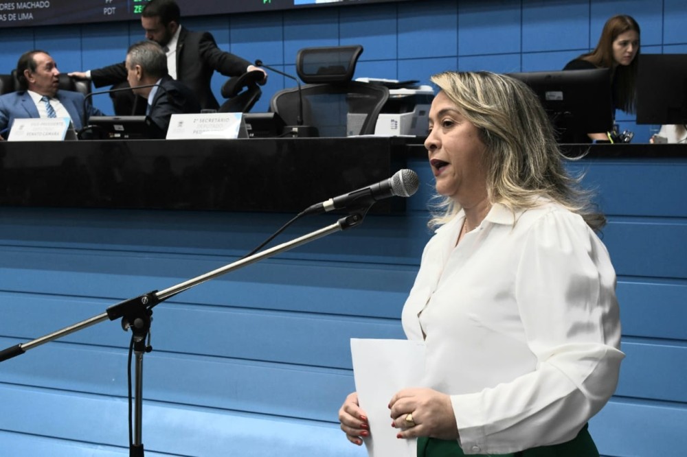 Lia Nogueira pede reforma da quadra da Escola Geni Marques de Ponta Porã