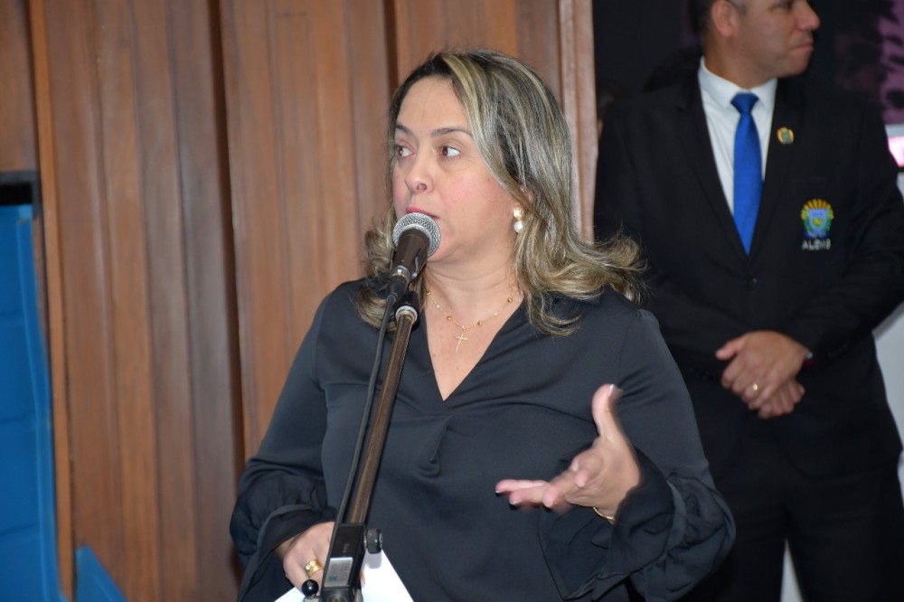 Lia Nogueira pede asfaltamento de ruas em bairros de Dourados
