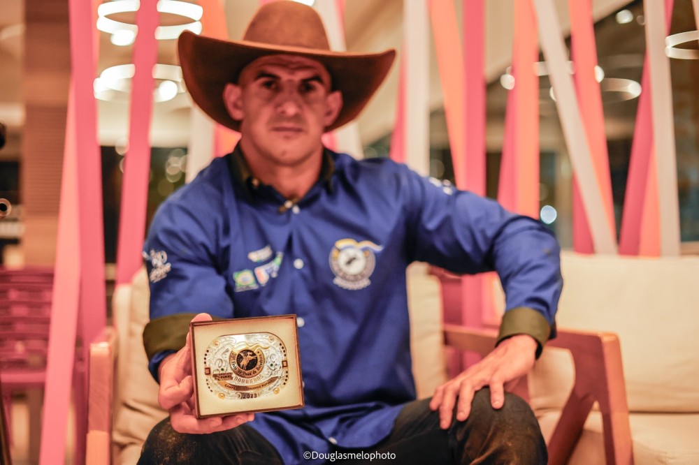 Rufino realiza sonho de ganhar fivela de Campeão no Rodeio